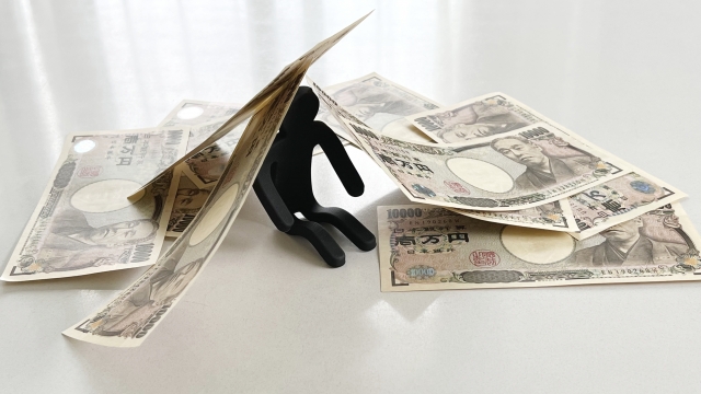 借金を背負う男。阪南市で借金返済の無料相談ができます